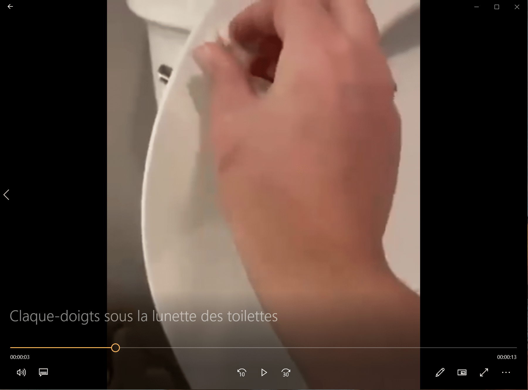 Claque-doigts sous la lunette des toilettes