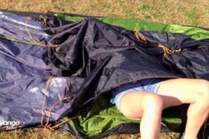 Règle d'or du camping : Monter la tente avant de boire.