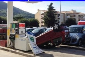 Une voiture s’évanouit après avoir vu le prix de l’essence.