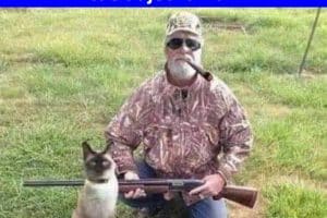 Afin de démontrer que l’alcool n’est pas un problème pour les chasseurs, Gérard pose avec son chien devant les 17 lapins qu’il a tué aujourd’hui.