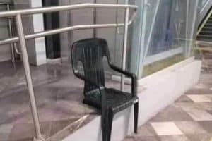 C’est la première fois que je vois une chaise assise.
