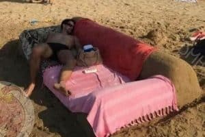 Pourquoi je ferais un château de sable alors que je peux faire un canapé !!!
