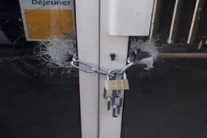 Tu m'as dit de fermer tu ne m'as pas précisé que c'était avec la clé !!