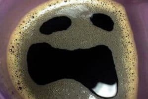 J’ai tellement la tête dans le sac ce matin que je crois que je fais aussi peur à mon café.