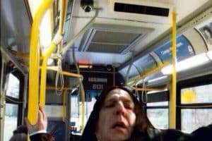 Quand tu montes dans le bus et que le chauffeur démarre avant que tu sois assis.