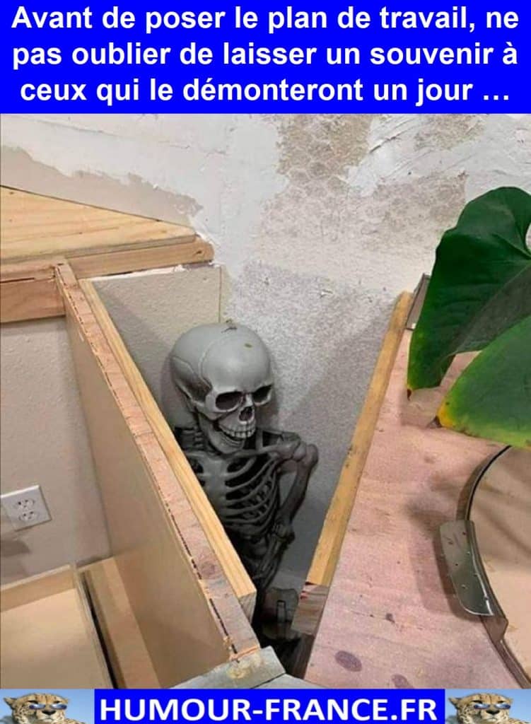 Avant de poser le plan de travail, ne pas oublier de laisser un souvenir à ceux qui le démonteront un jour …