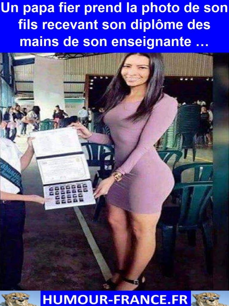 Un papa fier prend la photo de son fils recevant son diplôme des mains de son enseignante …