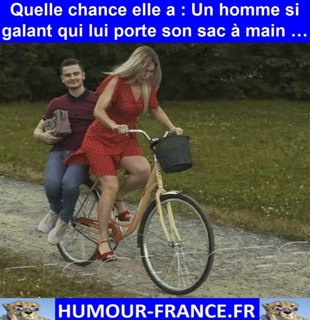Quelle chance elle a Un homme si galant qui lui porte son sac à main …
