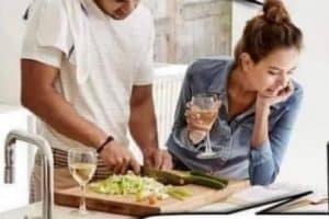 Alexa, s’est-il tapé une de mes amies pendant mon absence ?