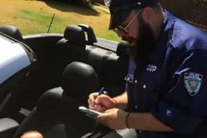 S'il vous plaît Monsieur... Je vais acheter du lait parce que ma mère est occupée.