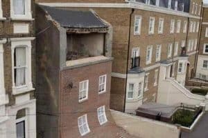 J’ai fermé la porte trop fort je crois …