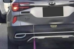 Madame ! Vous avez heuu … micro qui sort de votre coffre.