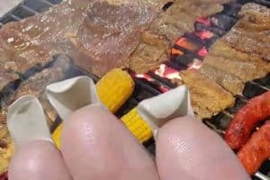Quand tu fais un barbecue avec tes faux ongles.