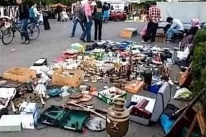 C’est en renversant son sac à main en pleine rue … Qu’une femme à inventé le 1er vide-greniers !!