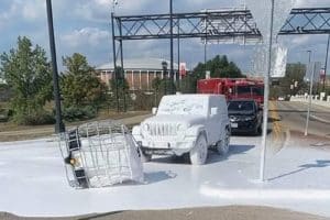 La peinture de marquage routier s’est détachée d’un camion et a recouvert cette Jeep.