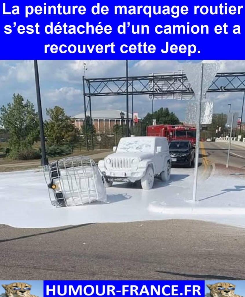 La peinture de marquage routier s’est détachée d’un camion et a recouvert cette Jeep.