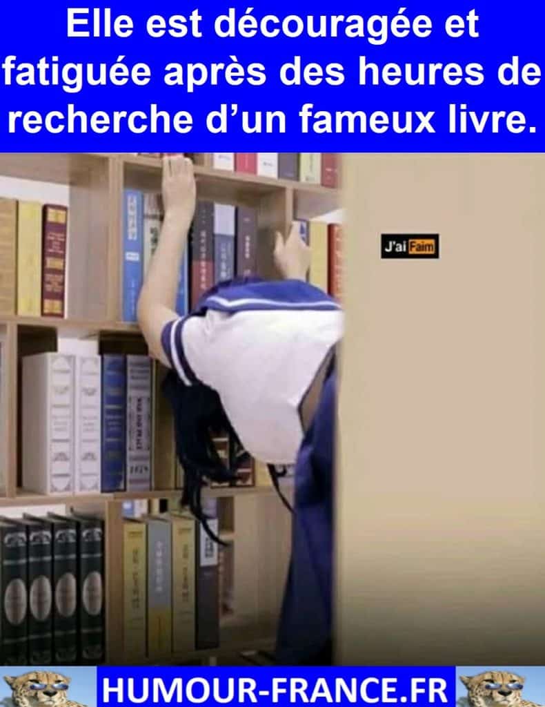 Elle est découragée et fatiguée après des heures de recherche d’un fameux livre.