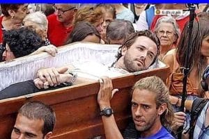 Quand tu es mort et que t’entends ta femme dire à ton pote Passes à la maison demain soir.